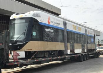 First streetcar vehicle arrives in Milwaukee