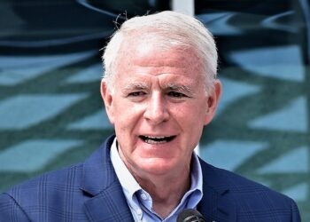 Mayor defends Milwaukee’s snow removal process