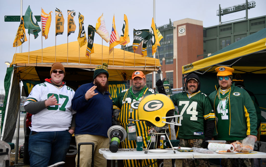 Aaron Rodgers fends off other fanbases, mulling retirement - WTMJ