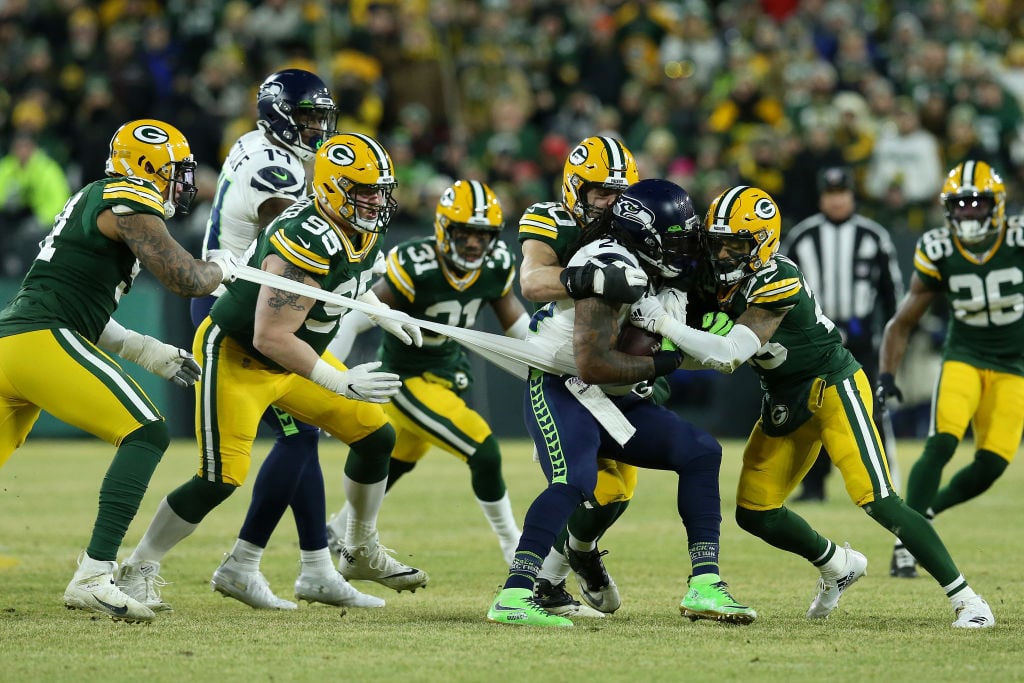 12. Januar 2020: Green Bay Packers Cornerback Jaire Alexander #23 reißt das  Trikot der Seattle Seahawks, die zurück laufen Marshawn Lynch #24 während  eine Vielzahl von Packers das Tackle während des NFL