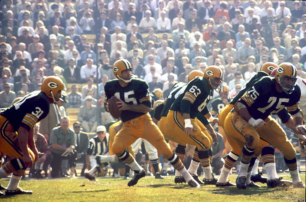 Jim Taylor of the Green Bay Packers carries the ball against the New  News Photo - Getty Images