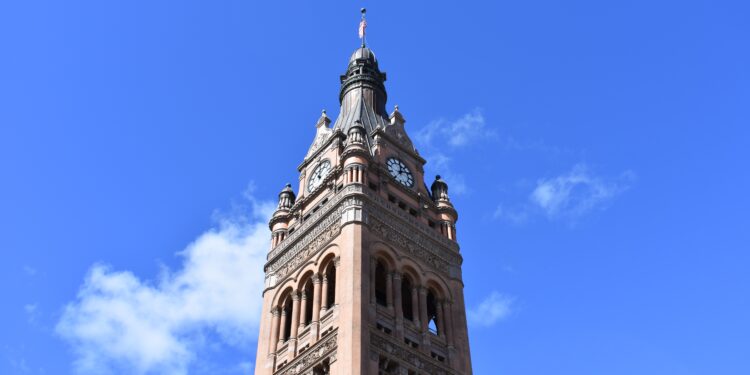 Milwaukee Mayor Tom Barrett to face challenger Lena Taylor in general election