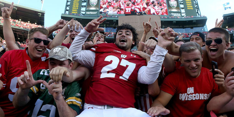 Wisconsin to play Notre Dame under the lights at Lambeau