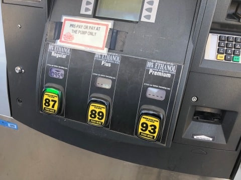 Gas prices in Milwaukee area drop below one dollar per gallon - WTMJ