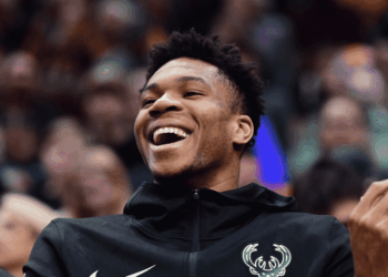 Antetokounmpo dancing, singing along to popular boy band One Direction [VIDEO]