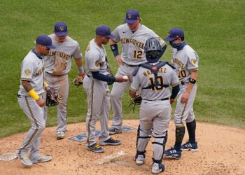 Chatwood dominates, Cubs defeat Brewers 9-1 to take the series