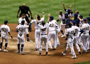 Sogard walks it off, Brewers win 7-6 over Pirates