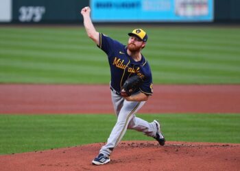 Brewers keep playoff hopes alive with 3-0 win over Cardinals