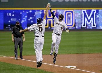 Brewers split double-header with Cardinals, Braun hits home run number 350 in his career