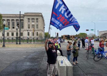 GALLERY: Protesters and supporters await President Trump in Kenosha