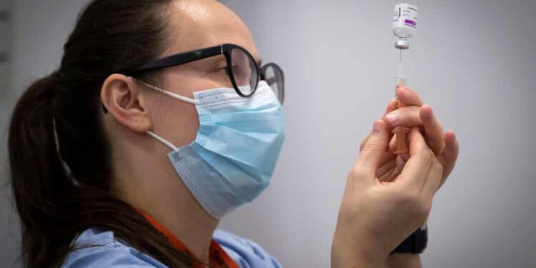 City of Milwaukee unveils website, hotline to help schedule vaccinations