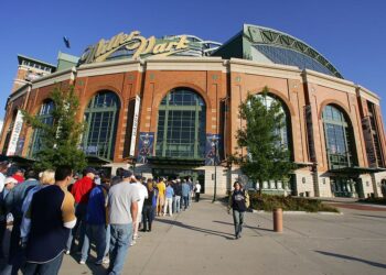 Brewers asking Milwaukee for 35% capacity at American Family Field for home games