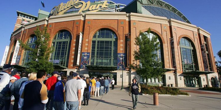 Brewers asking Milwaukee for 35% capacity at American Family Field for home games