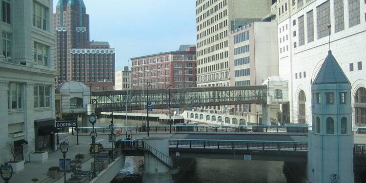 Body of a man in his 20s pulled from Milwaukee River, early Thursday morning