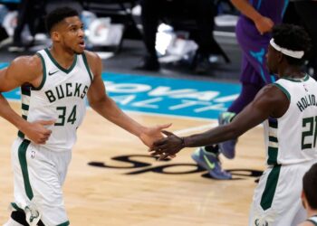WATCH: Jrue Holiday nets the Game Winner with two seconds on the clock, Bucks defeat Grizzlies 112-111 [VIDEO]