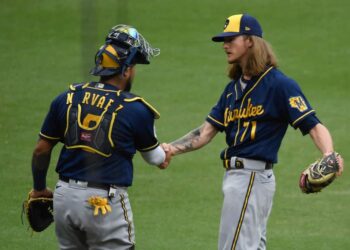 Narvaez, Peterson homer, Brewers win 4-2 sweep Padres
