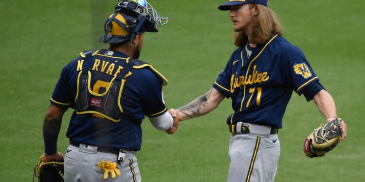 Narvaez, Peterson homer, Brewers win 4-2 sweep Padres