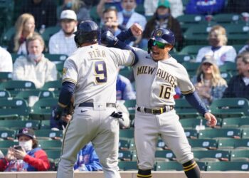 Pina’s pinch-hit homer powers Brewers over Cubs 4-3