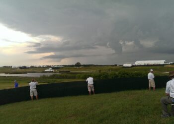 Severe weather: what factors create them and how to warn people about the risk