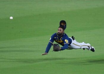 Jackie Bradley Jr. scales centerfield wall to rob an Ozzie Albies home run [VIDEO]