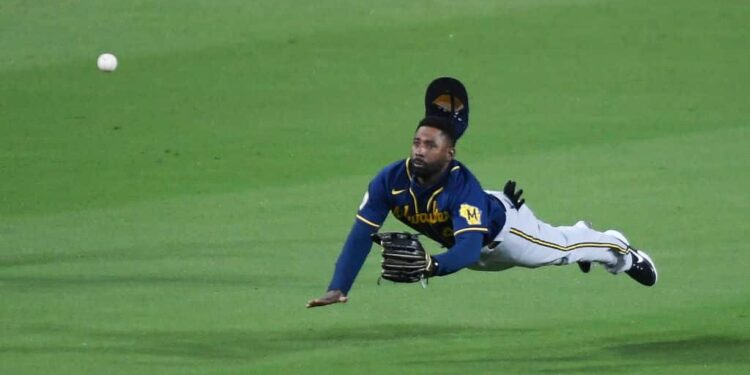 Jackie Bradley Jr. scales centerfield wall to rob an Ozzie Albies home run [VIDEO]