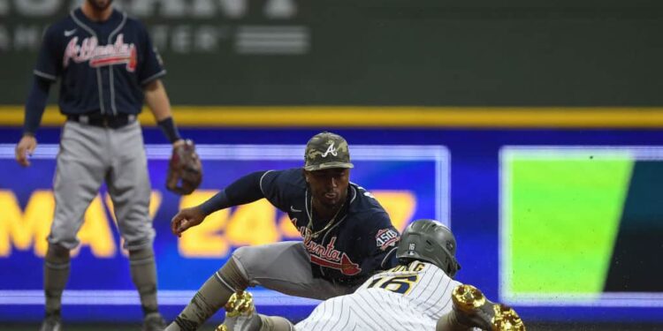 Brewers drop series opener to Braves 6-3; Urias & Pina go deep.