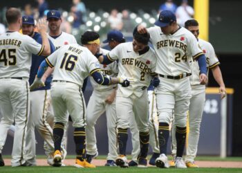 Brewers cap off holiday with walk-off win in extras