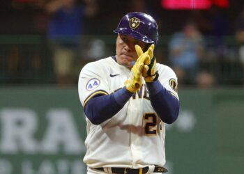 Avisail Garcia helps lead the Brewers to victory