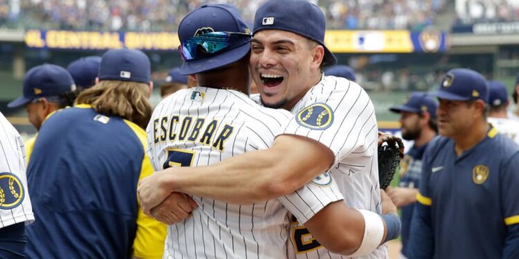 Brewers clinch NL Central title at home
