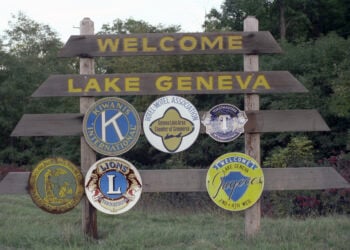 LAKE GENEVA, WI - SEPTEMBER 29: Welcome sign including Kiwanis International, Hotel Motel Association, Toastmasters International, Lions International, and Jaycess at Lake Geneva, Wisconsin on September 29, 1981. (Photo by Jim Steinfeldt/Michael Ochs Archives/Getty Images)
