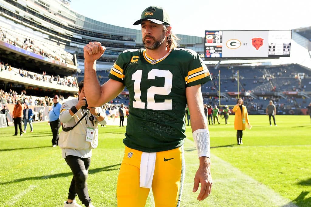 Aaron Rodgers Tells Bears Fans 'I Still Own You' After Double-Bird