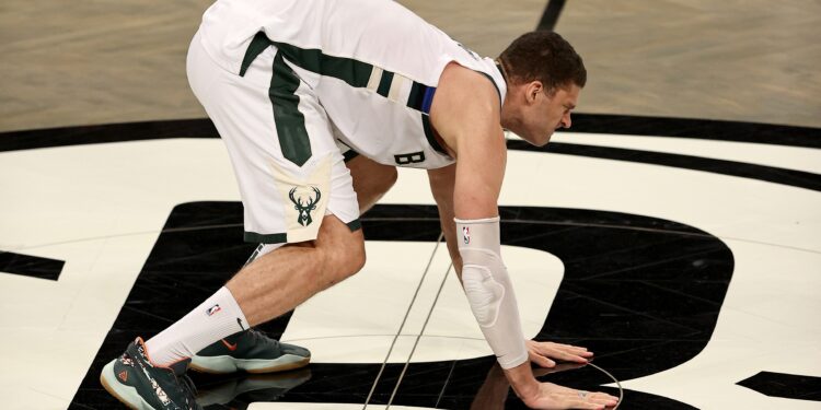 Brook Lopez has surgery on injured back