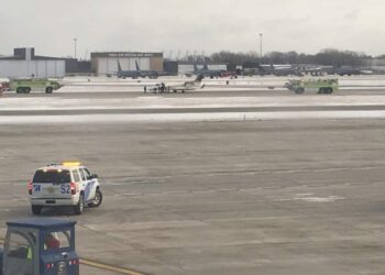 Small plane makes emergency landing in Milwaukee