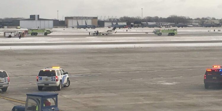 Small plane makes emergency landing in Milwaukee