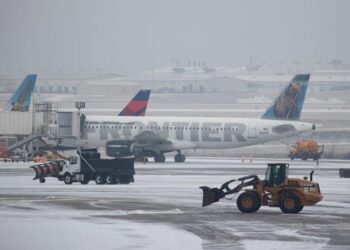 Special crews working to keep runways clear at Milwaukee Mitchell International Airport