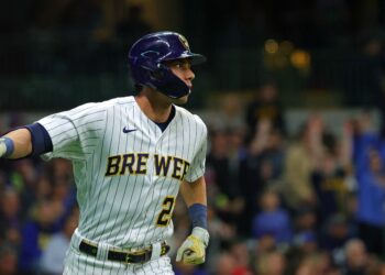Brewers hit six home runs in 11-1 win over the Cubs