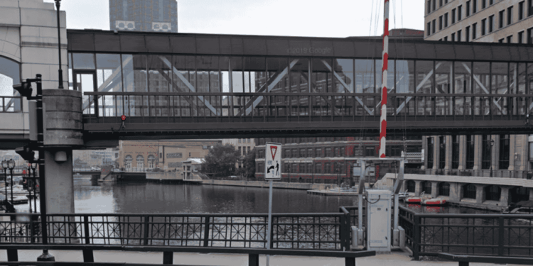 Body pulled from Milwaukee River Tuesday afternoon