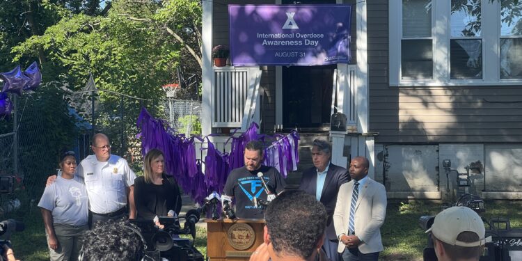 Mayor Johnson and Fire Chief Lipski recognize International Overdose Awareness Day