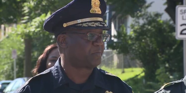 Milwaukee Police Officer shot in leg following foot chase; suspect dead ...