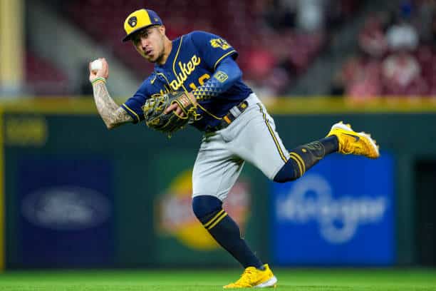 Brewers sign second baseman Kolten Wong to two-year deal with option