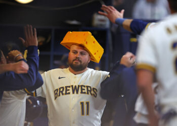 Brewers rally to overcome Domínguez's fourth homer, drop Yankees below .500  with 8-2 win
