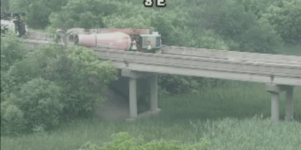 I-894 closed at Hale Interchange for crash, cement spill - Vimarsana News