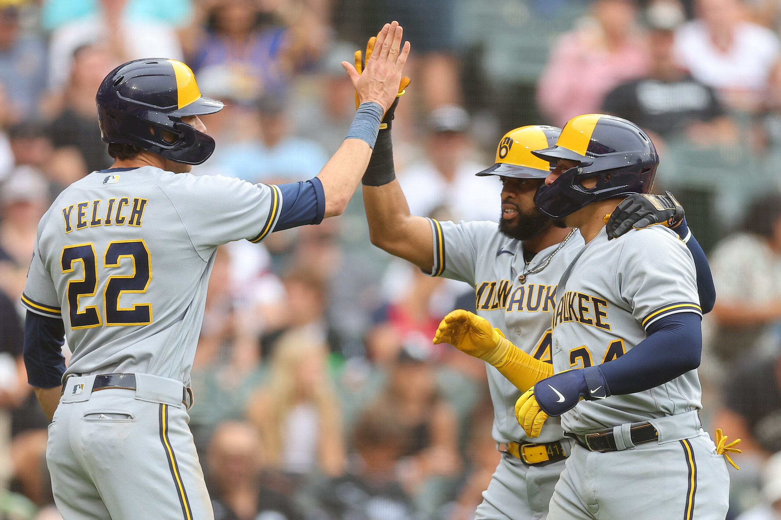 Brewers complete the sweep of the White Sox, winning 7-3
