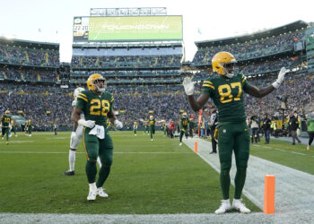 Packers comeback in 4th quarter; beat Chargers 23-20