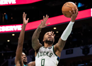 Bucks In 6 Minutes: Lillard scores 27, leads three-point barrage in blowout win over Hornets