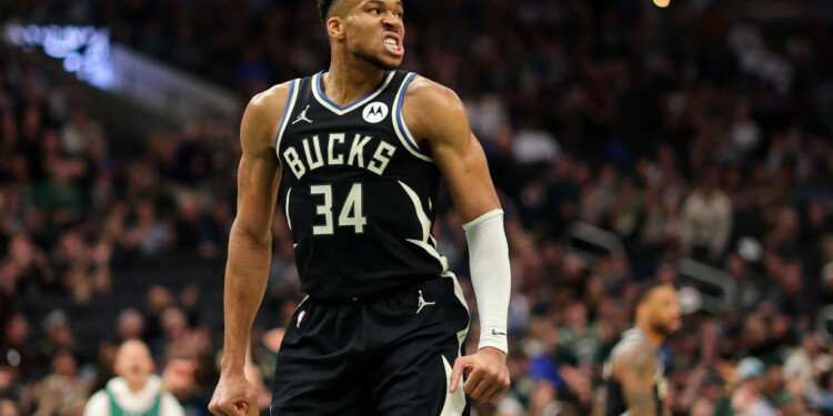 Bucks snap losing skid; Giannis leaves w/ injury
