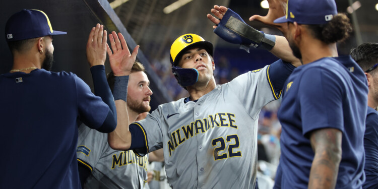 Christian Yelich slugs go-ahead 2-run triple in 8th, helps Brewers beat Marlins 7-5