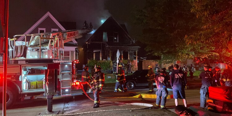 Vacant Milwaukee home catches fire; spreads to neighboring home