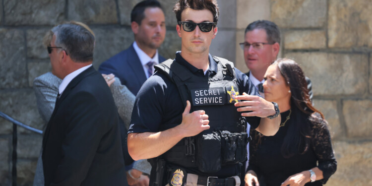 Retired agent tells WTMJ the job of Secret Service is to mitigate (not eliminate) risk