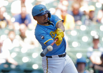 Adames goes 4-4 in Brewers 9-3 win